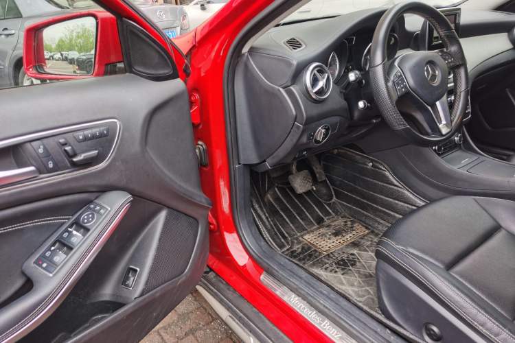 Used Mercedes-Benz GLA 2015 GLA 220 4MATIC Luxury Model Interior 2