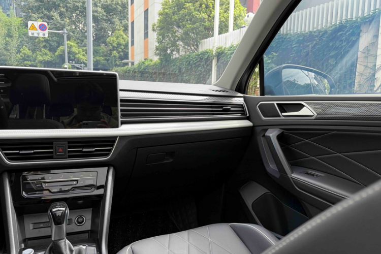 Used Volkswagen Tiguan L 2024 Outstanding Model 330TSI Automatic Two-Wheel Drive R-Line Dragon Glory Edition Interior 12