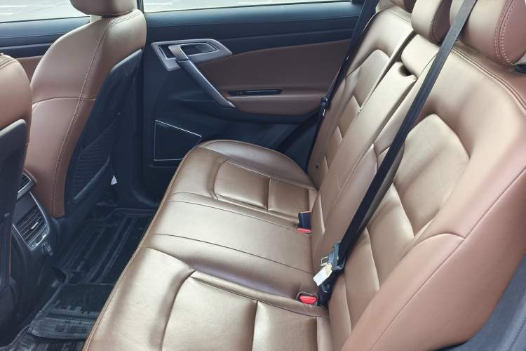 Used Geely Auto Emgrand X7 Sport 2016 1.8TD Automatic All-Wheel-Drive ZhiZun Edition Interior 3