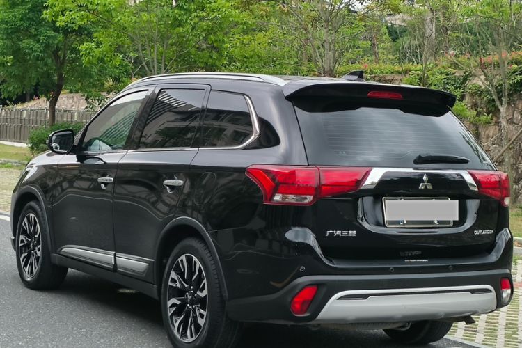 Used Mitsubishi Outlander 2019 2.4L 4x4 Zhi Xiang Edition 5 Seats China VI Standard