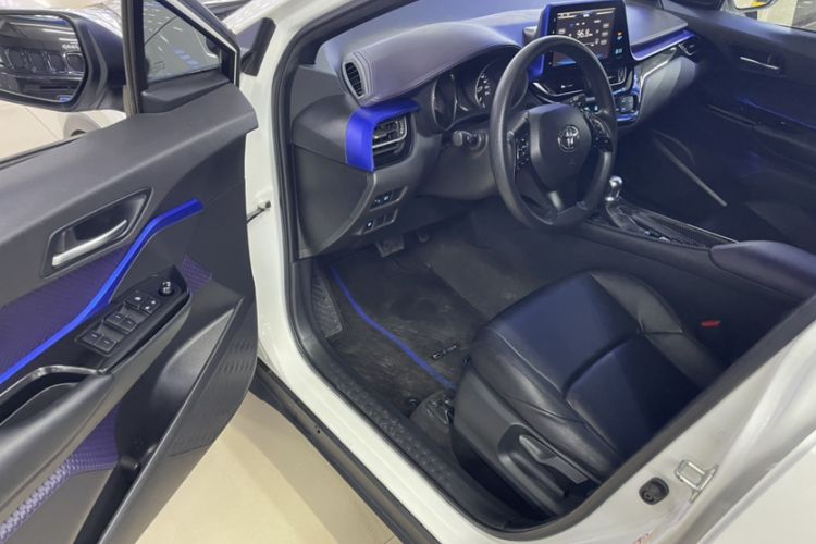 Used Toyota C-HR 2018 2.0L Leading with Sunroof China VI Standard Interior 4