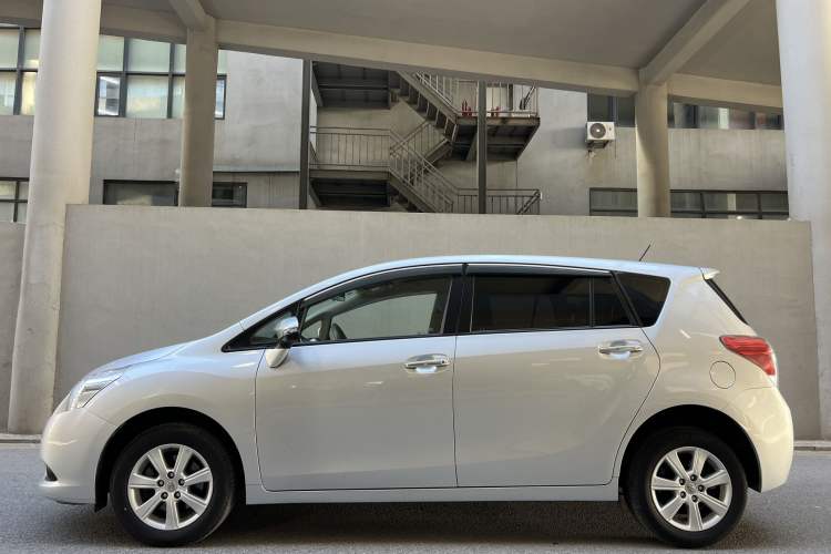 Used Toyota Verso 2014 Starlight 180E CVT Elite Edition Exterior 3