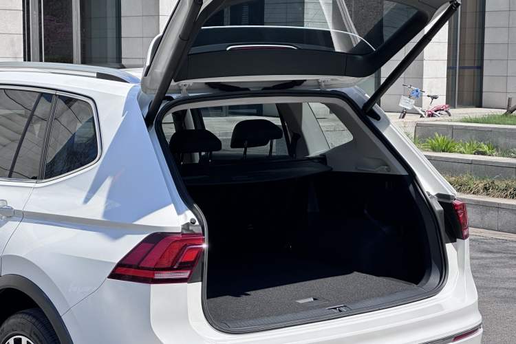 Used Volkswagen Tiguan L 2021 330TSI Automatic Two-Wheel Drive R-Line Enhanced Edition Trunk