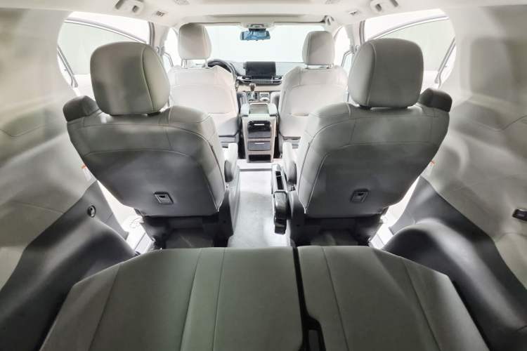 Used Toyota Granvia 2024 2.5L Hybrid Comfort Edition