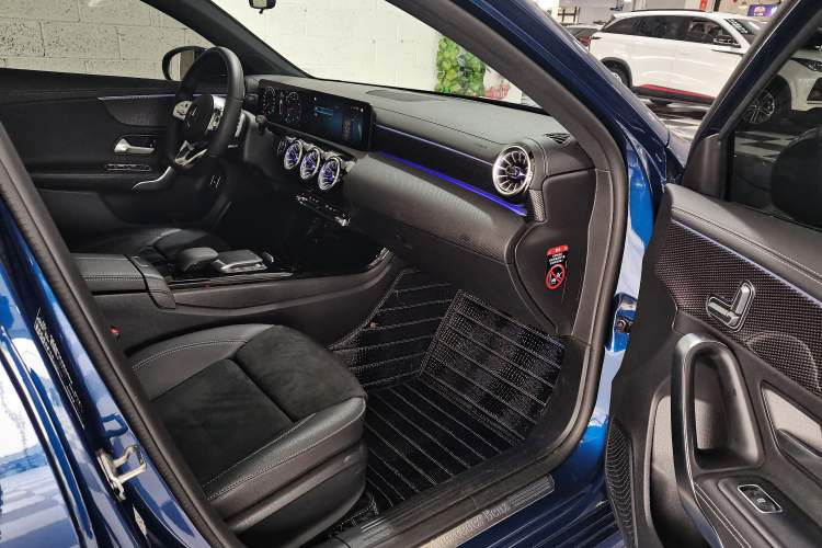 Used Mercedes-Benz A-Class 2022 Revised Version A 200 L Sport Sedan Fashionable Style Interior 3