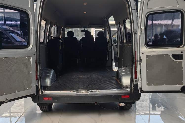Used SAIC MAXUS Xintu V80 2019 2.5T Classic Model 6-Speed Manual Aotong Long Wheelbase Mid-Height 7-Seater
