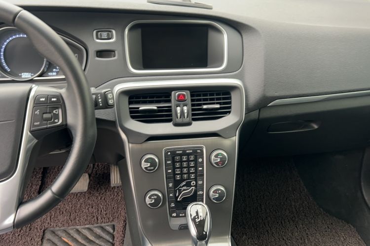 Used Volvo V40 2016 T3 Smart Luxury Edition