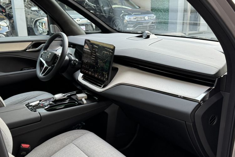 Used Volvo EM90 2025 Ultra Six-Seater
