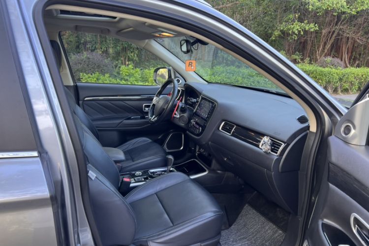 Used Mitsubishi Outlander 2019 2.4L 4x4 Zhi Xiang Edition 5 Seats China VI Standard

