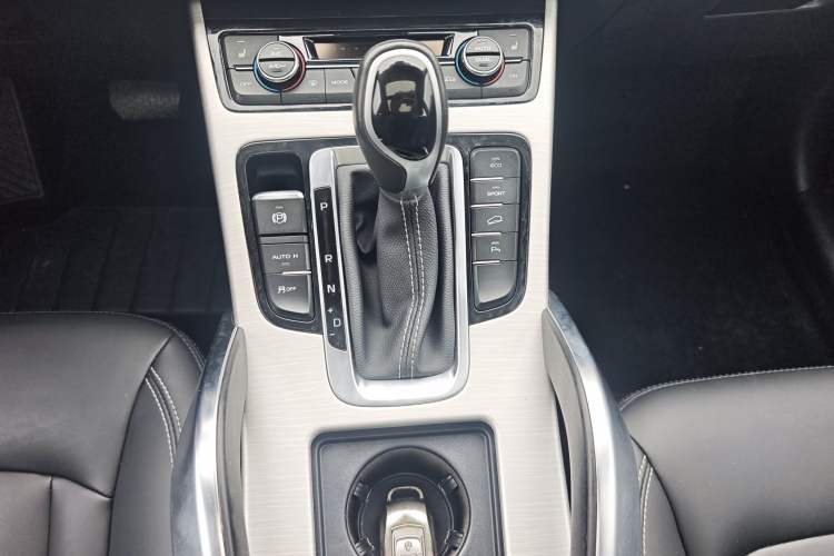 Used Geely Auto Emgrand X7 Sport 2018 1.8TD Automatic Two-Wheel Drive Smart 4G Connected Version Gear Lever