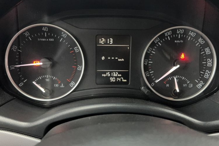 Used Skoda Octavia 2015 Classic Model 1.6L Manual Yijie Edition Odometer Close Up