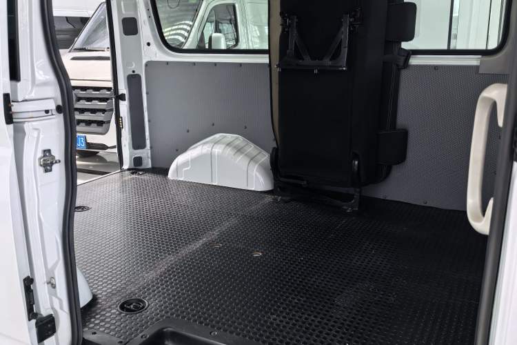 Used SAIC MAXUS Xintu V80 2023 2.0T AMT Classic Aoyuntong Short Wheelbase Ultra-Low Roof 5/6-Seater