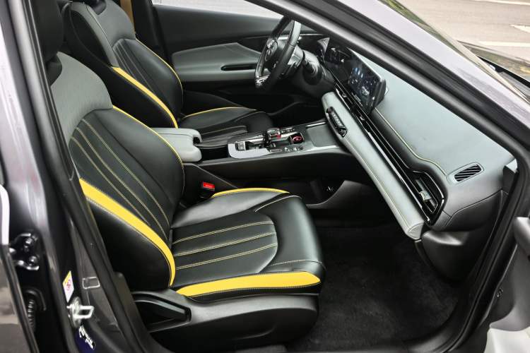 Used GAC Trumpchi EMPOW 2021 270T DCT J15 Version Right Front Seat