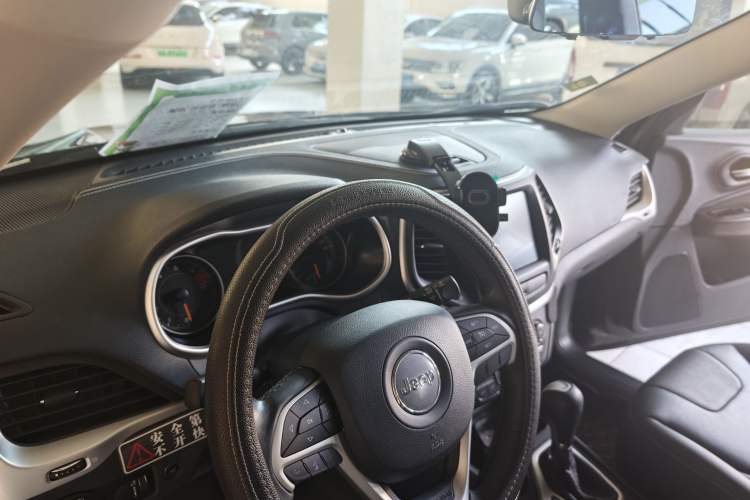 Used Jeep Cherokee 2020 2.0L Two-Wheel Drive Classic Sports Edition