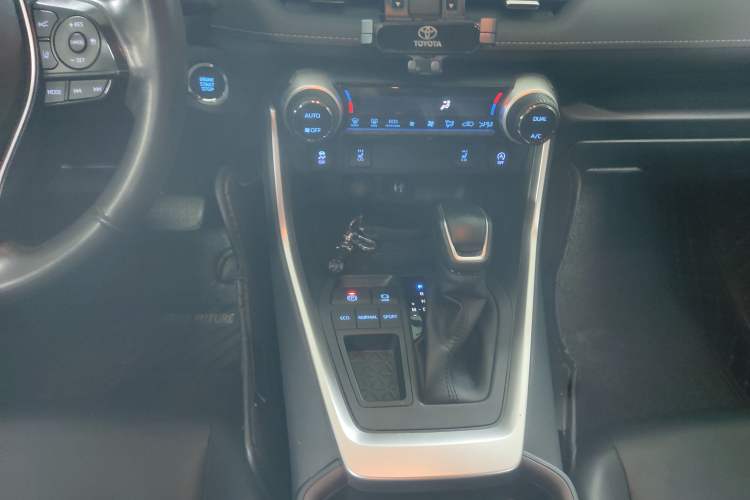 Used Toyota RAV4 2020 2.0L CVT Two-Wheel Drive Fashion PLUS Edition Interior 4