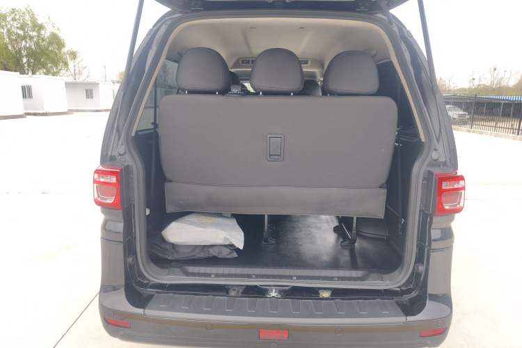 Used FORTHING Lingzhi 2023 M5L 1.6L Comfort 9-Seater Trunk