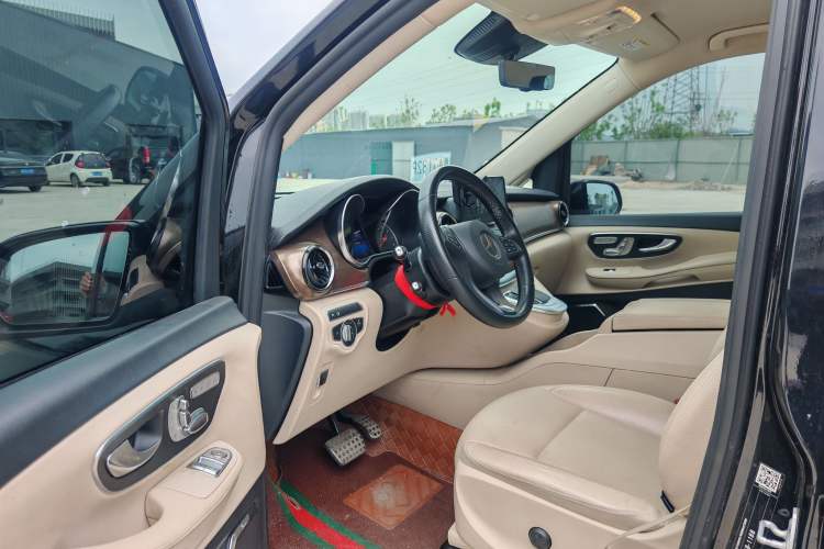 Used Mercedes-Benz V-Class 2016 V 260 L Prestige Extended Edition Interior 1