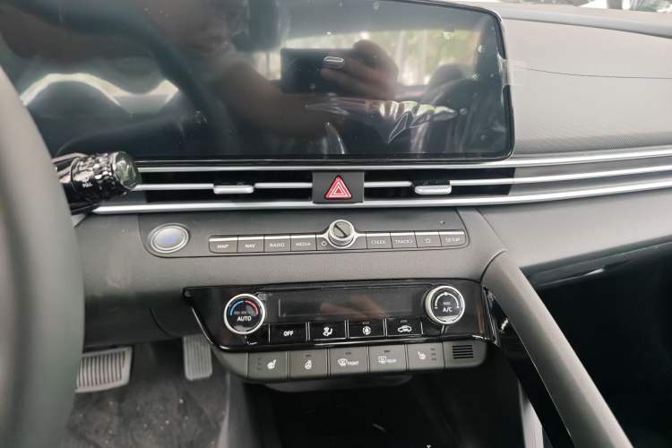 Used Hyundai Elantra 2023 1.5L CVT LUX Prestige Edition
