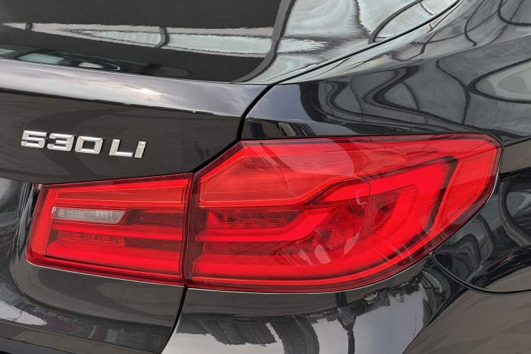 Used BMW 5 Series 2019 Restyled 530Li Luxury Edition M Sport Package Exterior 3