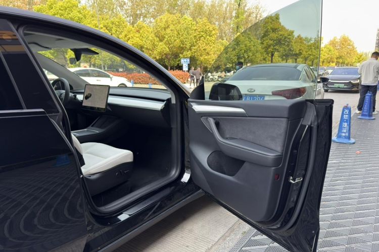 Used Tesla Model Y 2021 Long-Range All-Wheel-Drive Version
