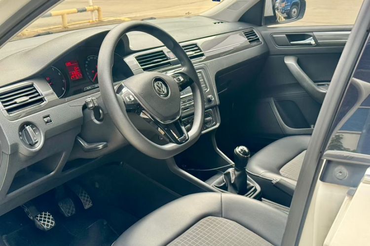 Used Volkswagen Santana 2016 1.6L Manual Comfort Edition Interior 3