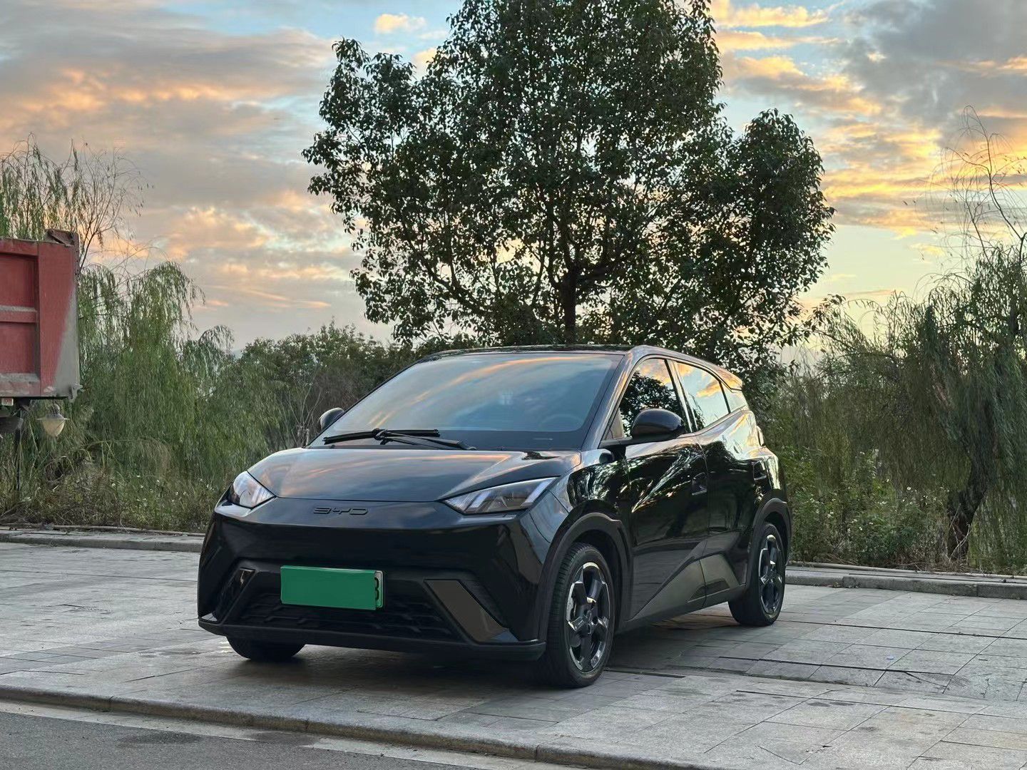 Под передней частью автомобиля