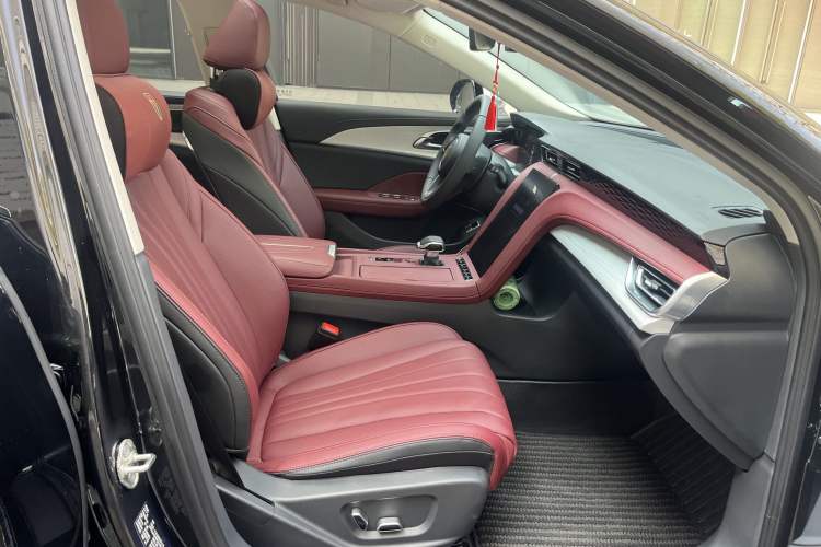 Used Hongqi H5 2025 2.0T Automatic Flag Edition – 500 000 Units Commemorative Version Interior 8