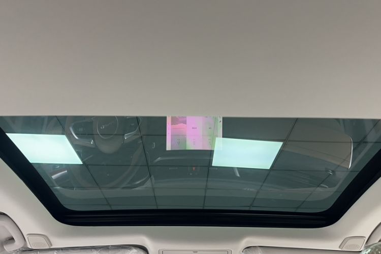 Used Jaguar XFL 2025 Model—2.0T P250, Two-Wheel Drive, Premium Luxury Edition
