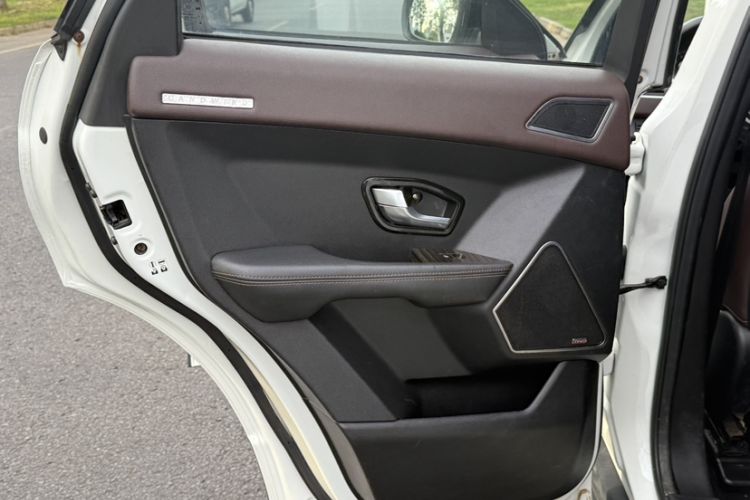 Used Land X7 2015 2.0T Panoramic Prestige Edition
