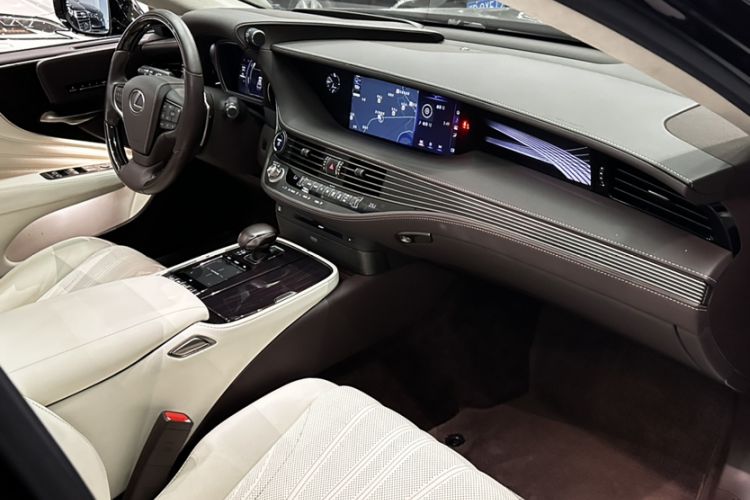 Used Lexus LS 2018 500h Executive Edition China VI Interior 9