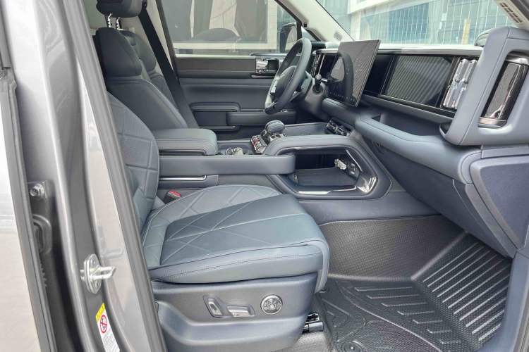 Used Formula Leopard 5 2023 Navigator Edition
