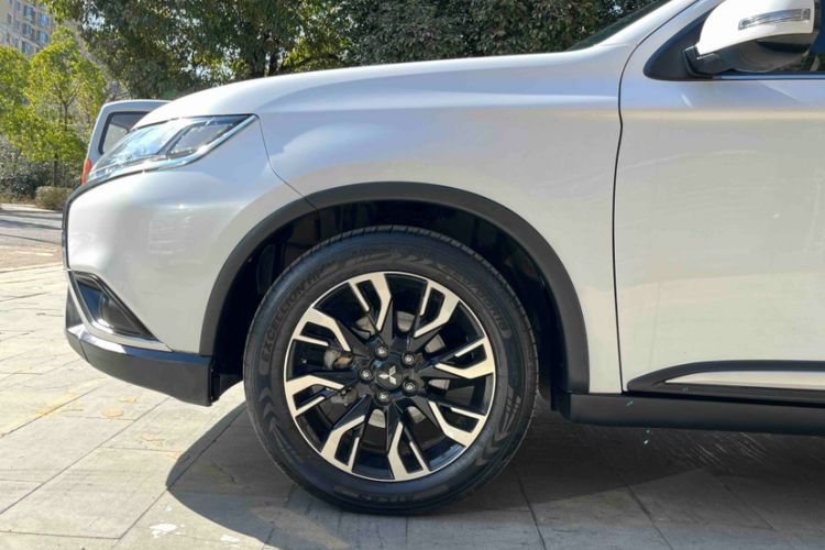 Used Mitsubishi Outlander 2020 2.4L 4x4 Zhi Xiang Edition 5 Seats Exterior 3