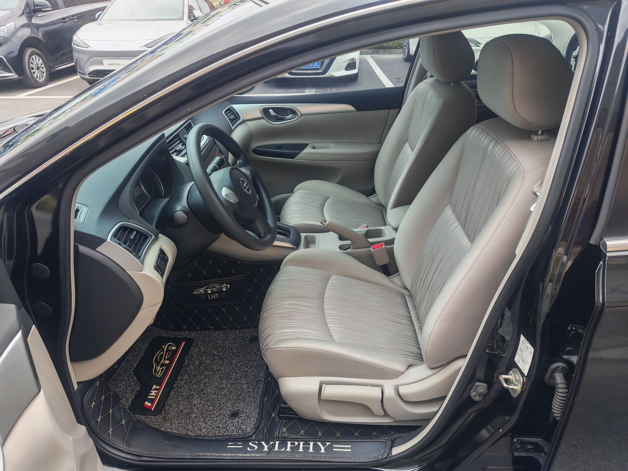 المقاعد الأمامية داخل السيارة