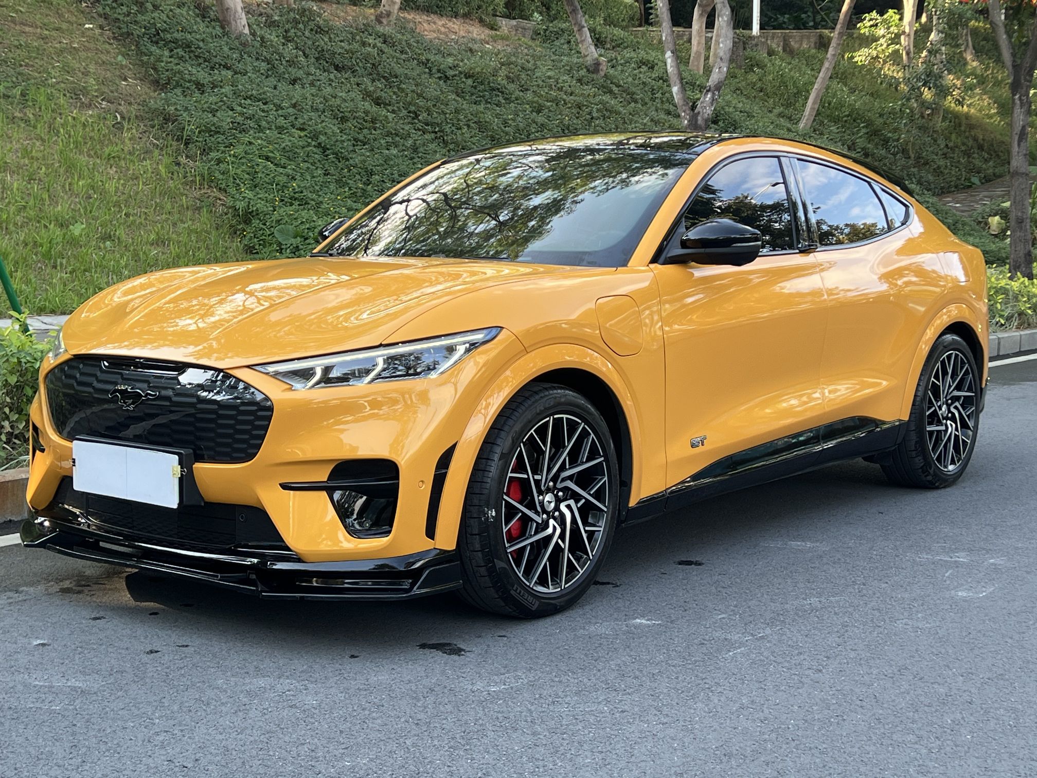 تحت مقدمة السيارة