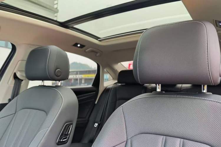 Used Volkswagen Passat 2025 Outstanding Model 330TSI Starry Elite Edition Interior 3