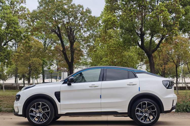 Used Lynk & Co 05 2020 2.0TD Two-Wheel Drive Shine Halo Exterior 6