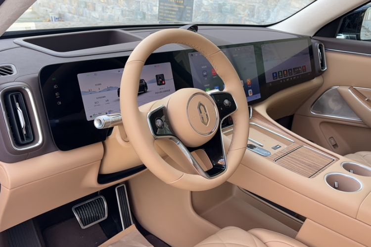 Used Hima AITO M8 2025 Extended-Range Ultra Version 53.4 kWh 6-Seater Edition Interior 1