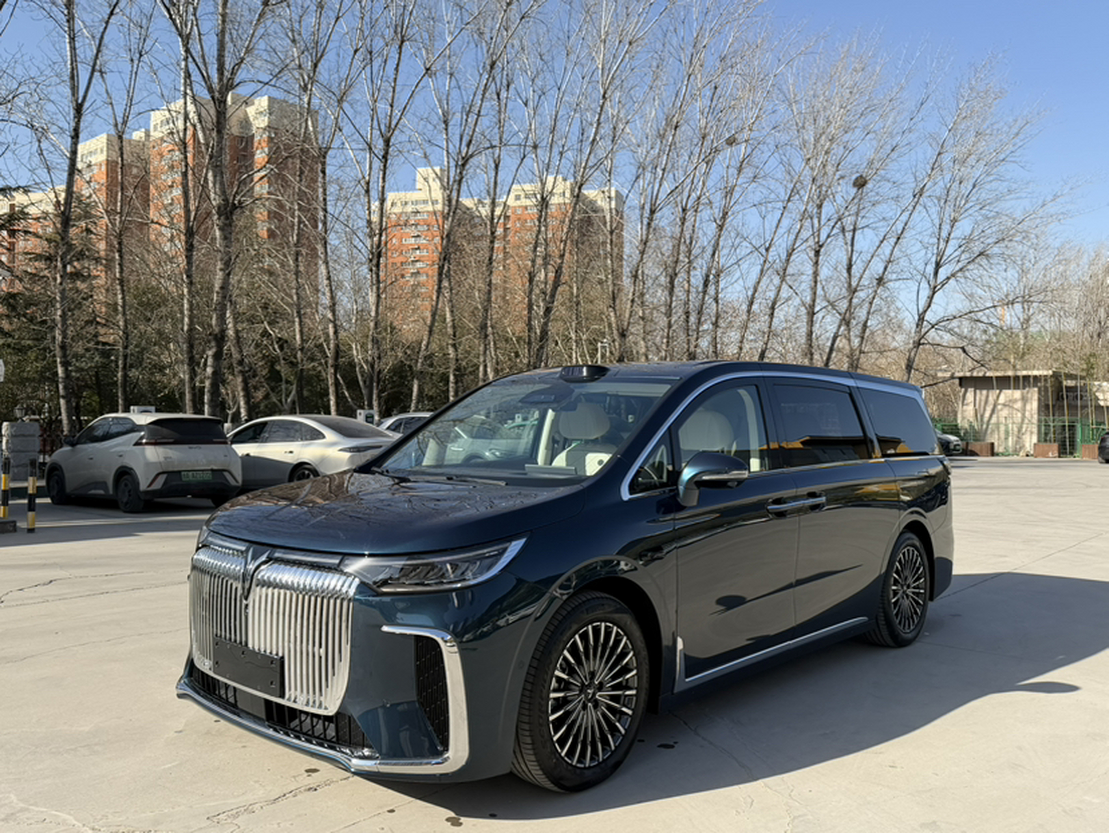 Под передней частью автомобиля