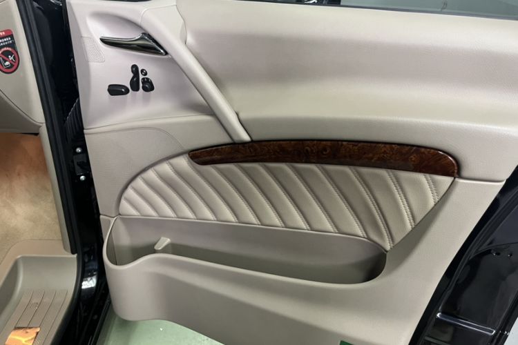 Used Mercedes-Benz Viano 2015 3.0L Partner Edition Interior 9