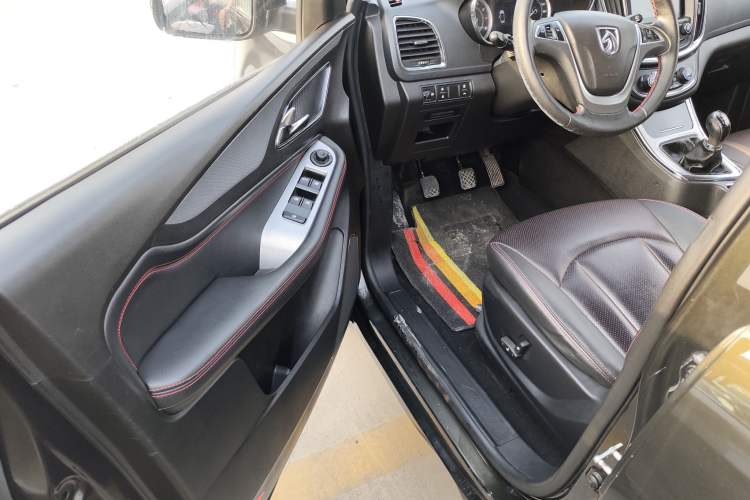 Used Baojun 560 2015 1.8L manual luxury version
