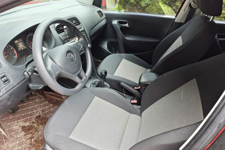 Used Volkswagen Polo 2016 1.4L Manual Fashion Model Interior 2