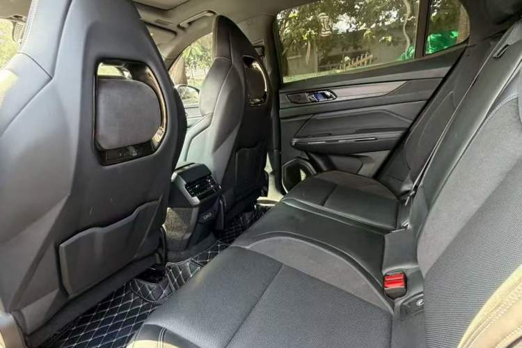 Used Lynk & Co 01 EM-P 2021 1.5TD PHEV Halo Interior 2