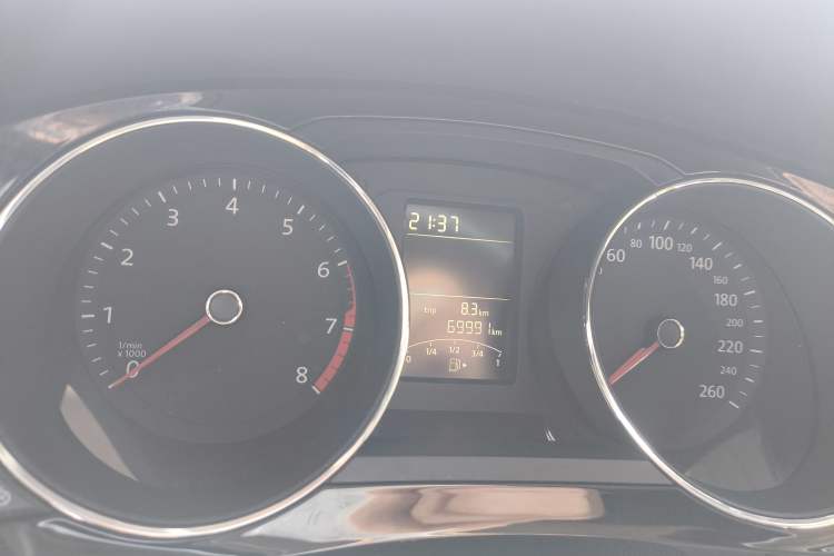 Used Volkswagen Sagitar 2015 1.6L Automatic Comfort Model Odometer Close Up