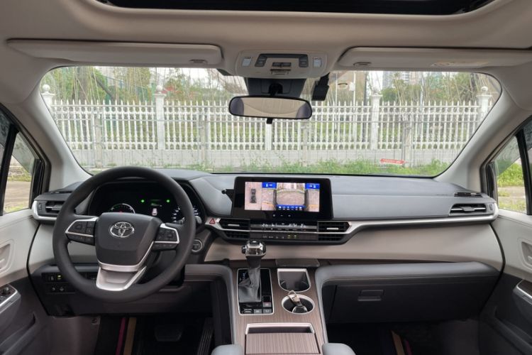 Used Toyota SIENNA 2024 2.5L Hybrid Comfort Edition Interior 8