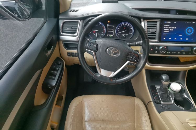 Used Toyota Highlander 2018 2.0T Four-Wheel Drive Prestige Version 7 Seats China V Emission Standard Interior 3