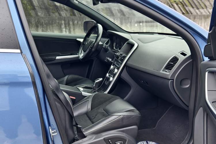 Used Volvo XC60 2017 T5 AWD Personalized Sport Upgrade Edition