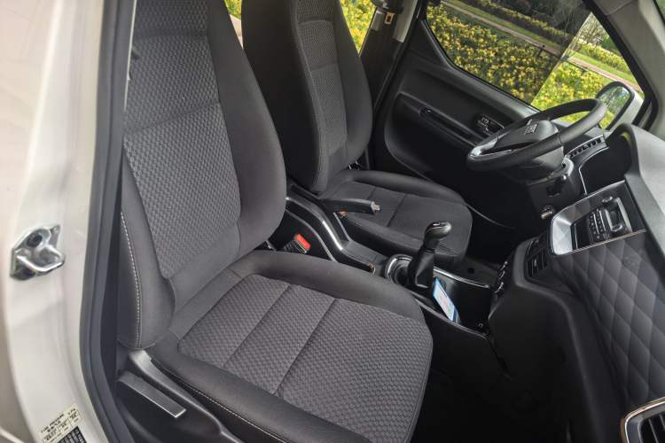 Used Jinbei Gold Hiace 2021 1.5L Passenger Vehicle Engineering Lion 5-Seater