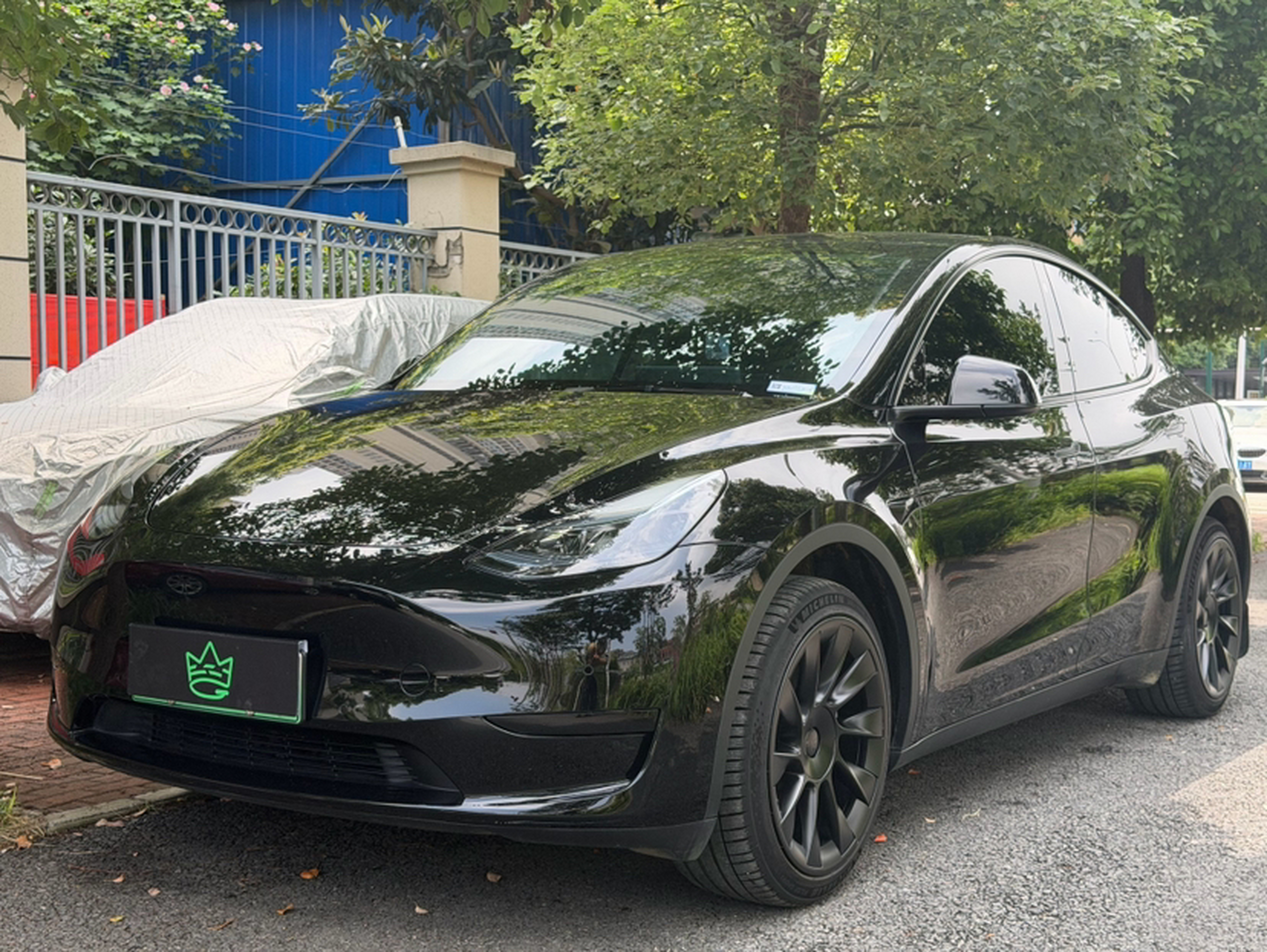 Под передней частью автомобиля