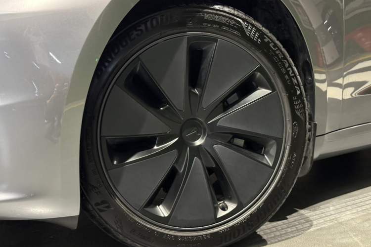 Used Tesla Model 3 2025 Rear-Wheel-Drive Version Exterior 6