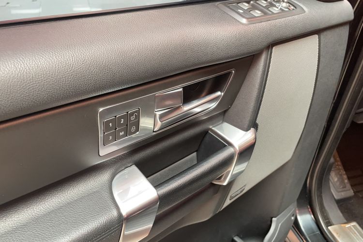 Used Land Rover Discovery 2016 3.0 SC Obsidian Black Heritage Edition SE
